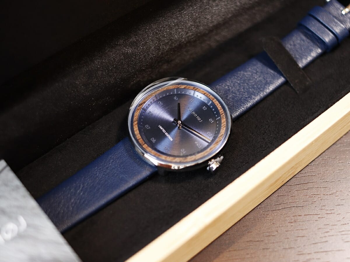 Limited Edition Petite OASIS Blue 34mm 天然クルミ材 腕時計レビュー VEJRHOJ（ヴェアホイ）木製ボックス3