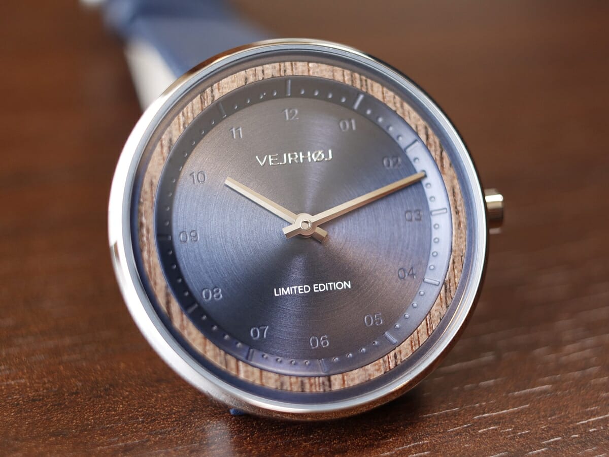 Limited Edition Petite OASIS Blue 34mm 天然クルミ材 腕時計レビュー VEJRHOJ（ヴェアホイ）ダイアル デザイン7