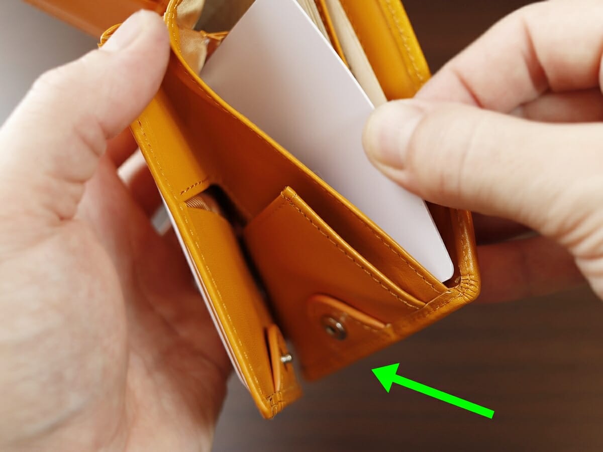 イタリアンレザー 二つ折り財布 LIAM（リアム）ILW3 レトロキャメル BLUE SINCERE（ブルーシンシア）財布レビュー カードポケットの使い心地11