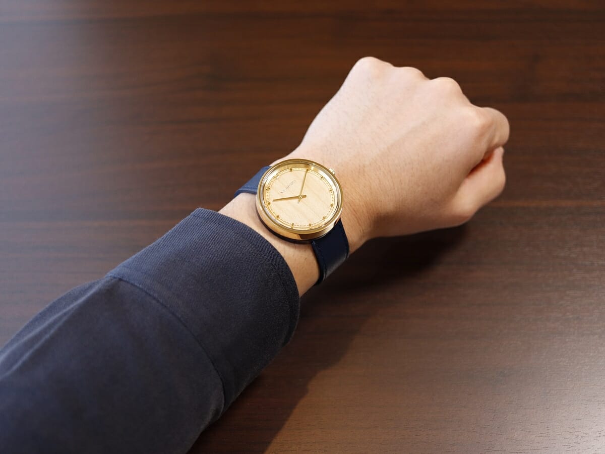 ARCH Maple 42mm LIMITED EDITION 限定モデル 天然メープル木材 メンズモデル VEJRHØJ（ヴェアホイ）腕時計レビュー 着用 男性1