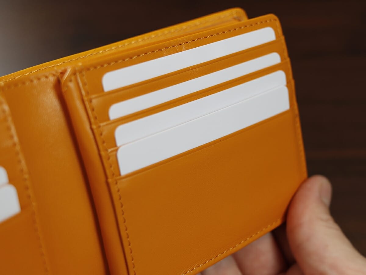 イタリアンレザー 二つ折り財布 LIAM（リアム）ILW3 レトロキャメル BLUE SINCERE（ブルーシンシア）財布レビュー カードポケットの使い心地2