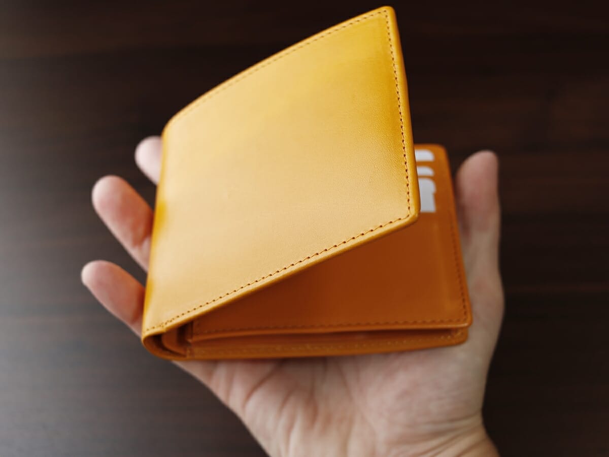 イタリアンレザー 二つ折り財布 LIAM（リアム）ILW3 レトロキャメル BLUE SINCERE（ブルーシンシア）財布レビュー お金とカード収納後のサイズ感1
