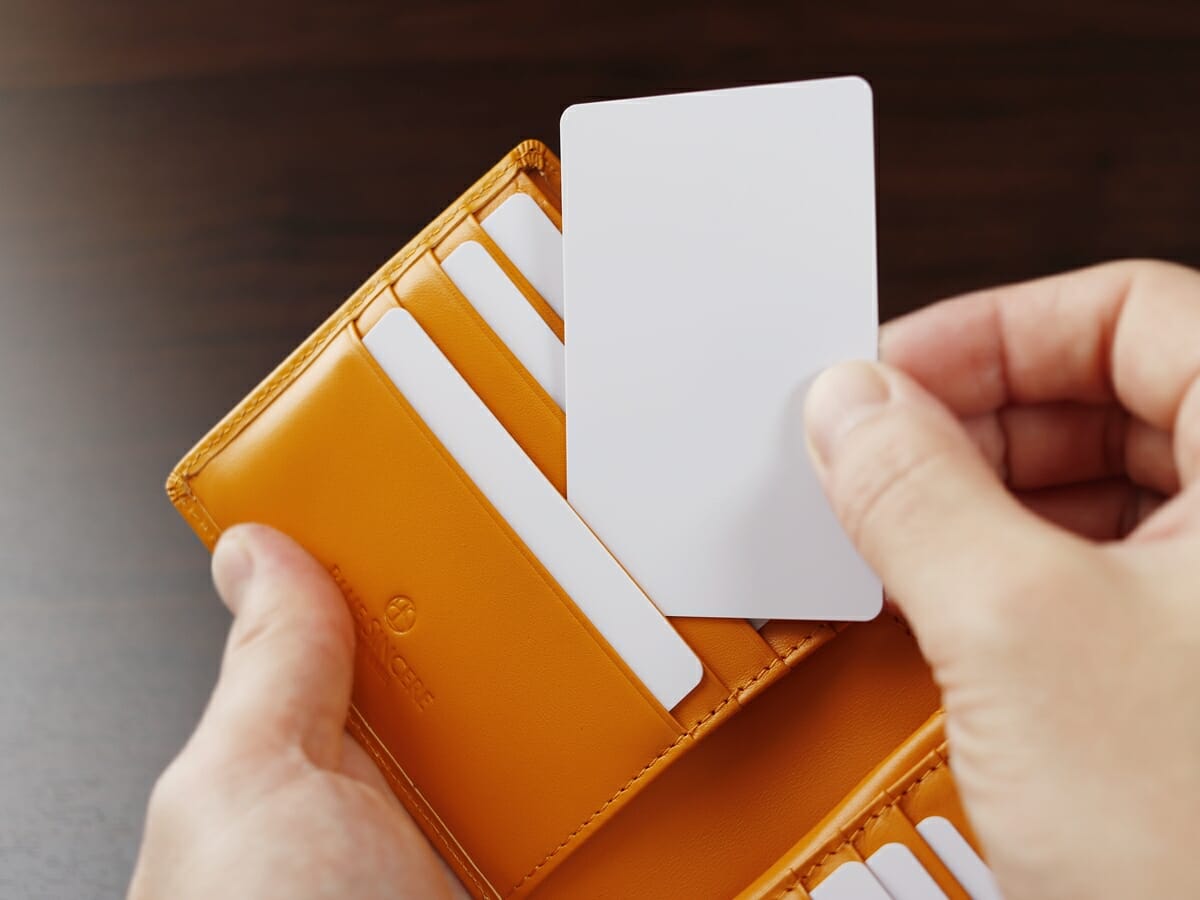 イタリアンレザー 二つ折り財布 LIAM（リアム）ILW3 レトロキャメル BLUE SINCERE（ブルーシンシア）財布レビュー カードポケットの使い心地3