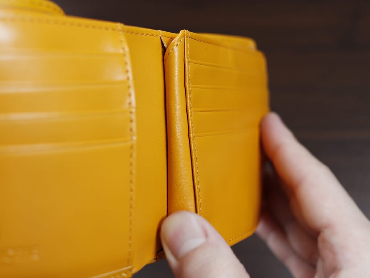 イタリアンレザー 二つ折り財布 LIAM（リアム）ILW3 レトロキャメル BLUE SINCERE（ブルーシンシア）財布レビュー 見開き カードポケット右側の後ろ