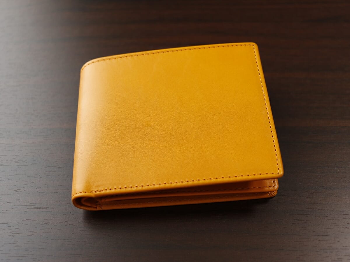 イタリアンレザー 二つ折り財布 LIAM（リアム）ILW3 レトロキャメル BLUE SINCERE（ブルーシンシア）財布レビュー レザーの質感 外装デザイン1
