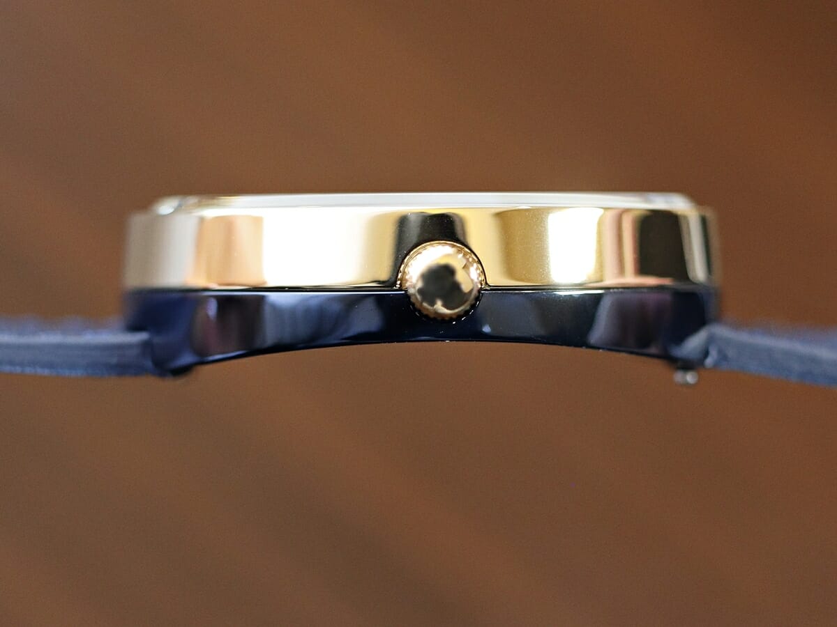 ARCH Maple 42mm LIMITED EDITION 限定モデル 天然メープル木材 メンズモデル VEJRHØJ（ヴェアホイ）腕時計レビュー バックケース デザイン アーチ状
