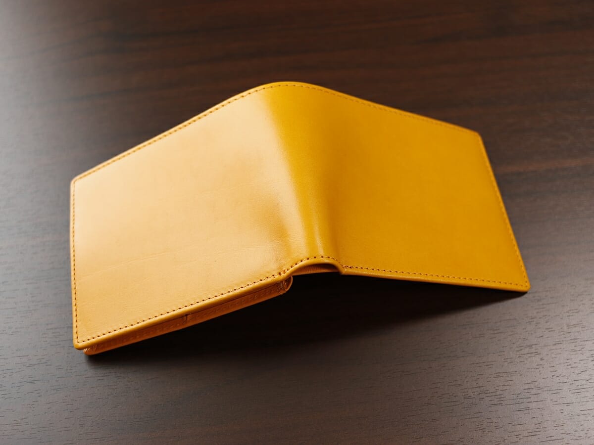 イタリアンレザー 二つ折り財布 LIAM（リアム）ILW3 レトロキャメル BLUE SINCERE（ブルーシンシア）財布レビュー レザーの質感 外装デザイン8