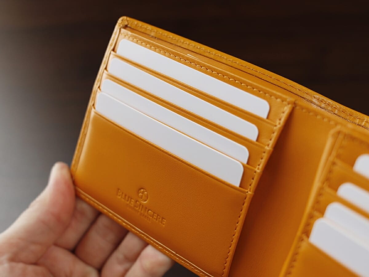 イタリアンレザー 二つ折り財布 LIAM（リアム）ILW3 レトロキャメル BLUE SINCERE（ブルーシンシア）財布レビュー カードポケットの使い心地1