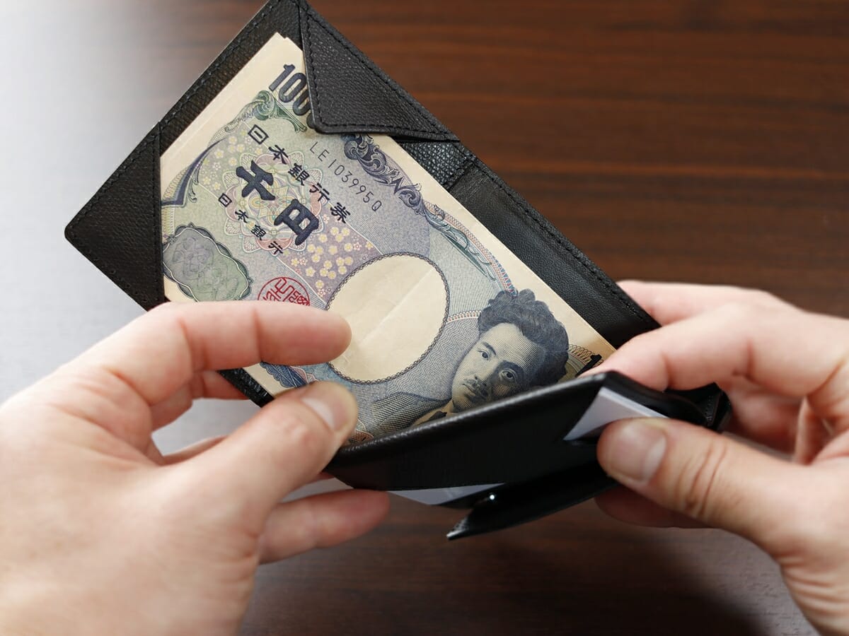 薄い財布 abrAsus アブラサス SUPERCLASSIC スーパークラシック 薄型二つ折り財布 メンズ レビュー 札入れの使い心地2
