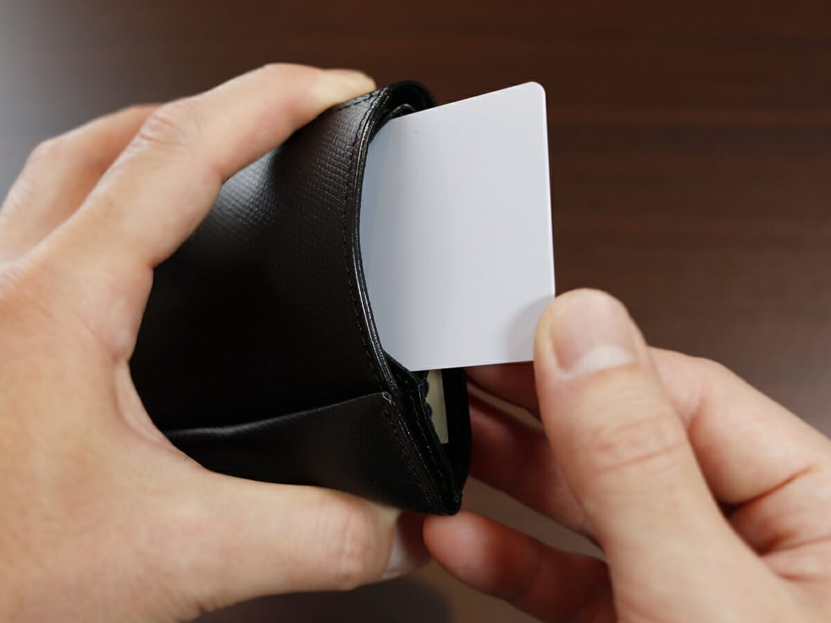 薄い財布 abrAsus アブラサス SUPERCLASSIC スーパークラシック 薄型二つ折り財布 メンズ レビュー カードポケットの使い心地8