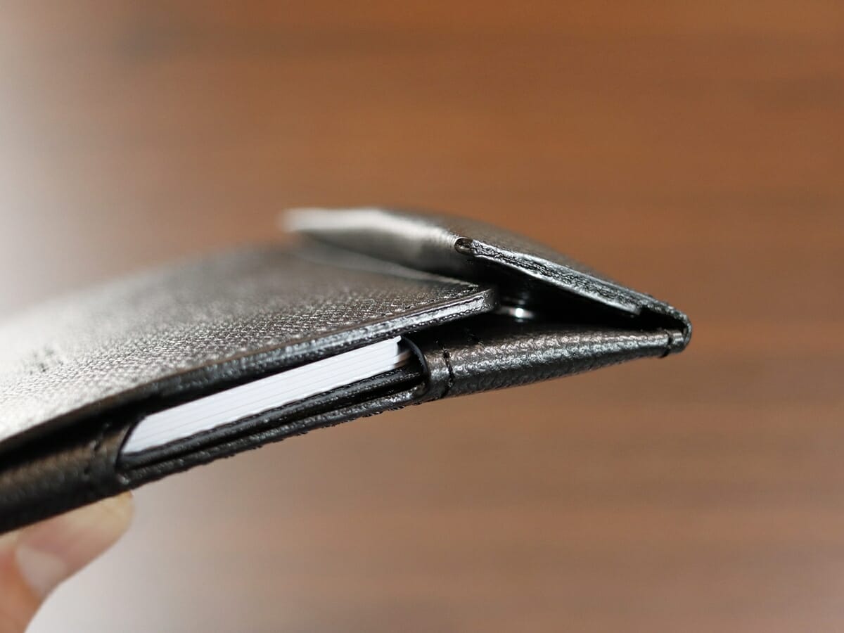 薄い財布 abrAsus アブラサス SUPERCLASSIC スーパークラシック 薄型二つ折り財布 メンズ レビュー お金とカードを入れて閉じた状態3