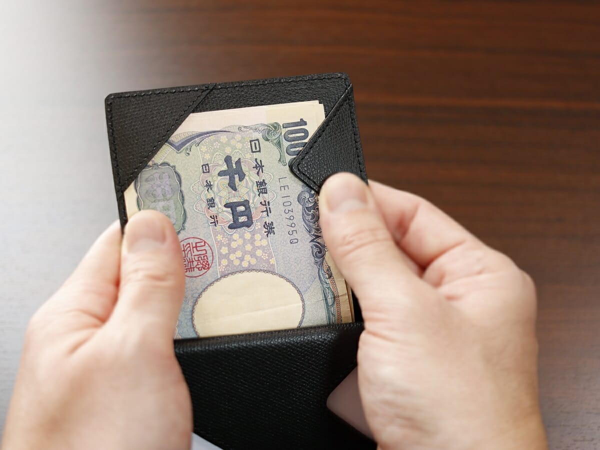 薄い財布 abrAsus アブラサス SUPERCLASSIC スーパークラシック 薄型二つ折り財布 メンズ レビュー 札入れの使い心地6