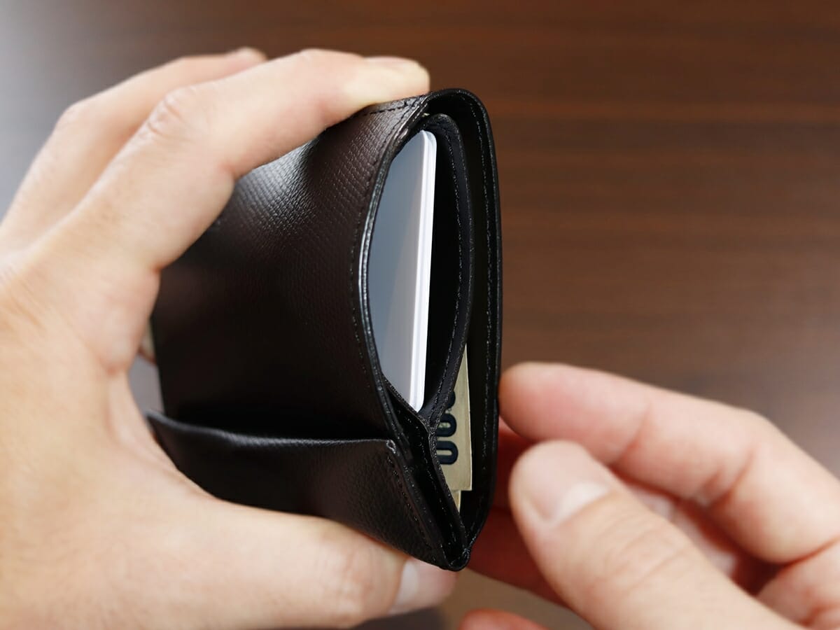 薄い財布 abrAsus アブラサス SUPERCLASSIC スーパークラシック 薄型二つ折り財布 メンズ レビュー カードポケットの使い心地7