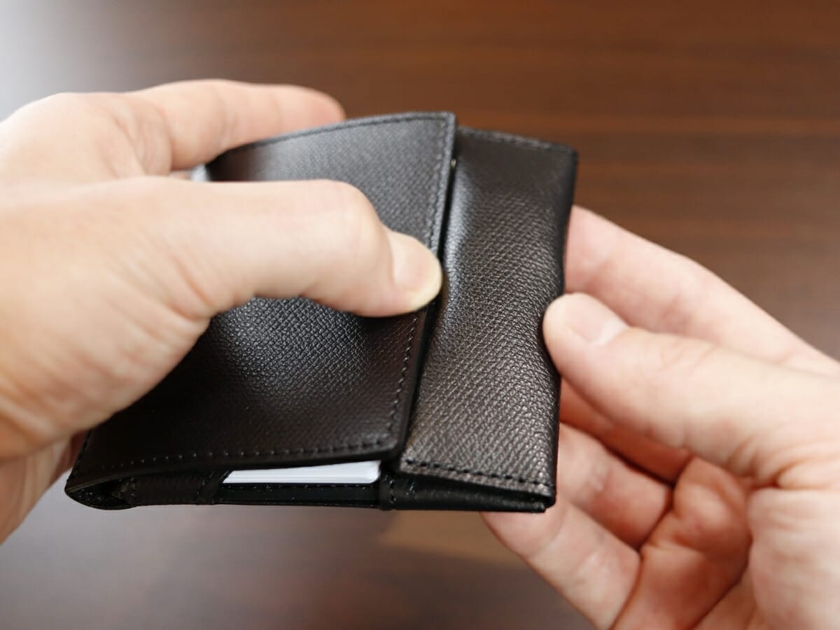 薄い財布 abrAsus アブラサス SUPERCLASSIC スーパークラシック 薄型二つ折り財布 メンズ レビュー お金とカードを入れての財布の閉まり具合3
