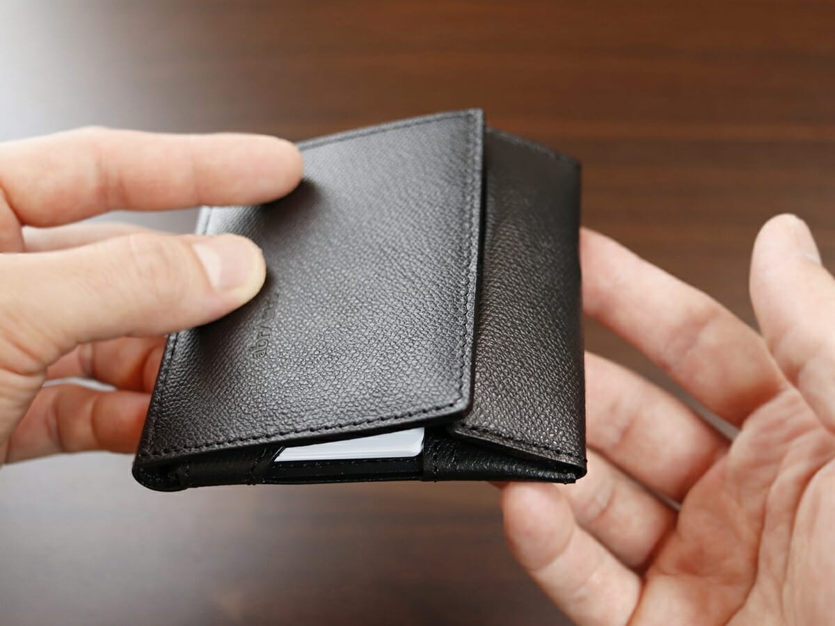 薄い財布 abrAsus アブラサス SUPERCLASSIC スーパークラシック 薄型二つ折り財布 メンズ レビュー お金とカードを入れての財布の閉まり具合1