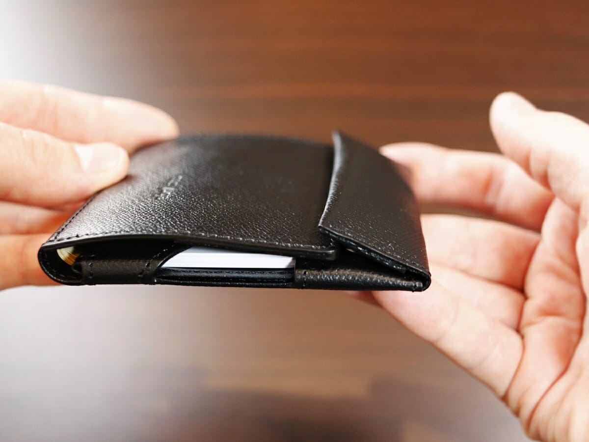薄い財布 abrAsus アブラサス SUPERCLASSIC スーパークラシック 薄型二つ折り財布 メンズ レビュー お金とカードを入れての財布の閉まり具合5