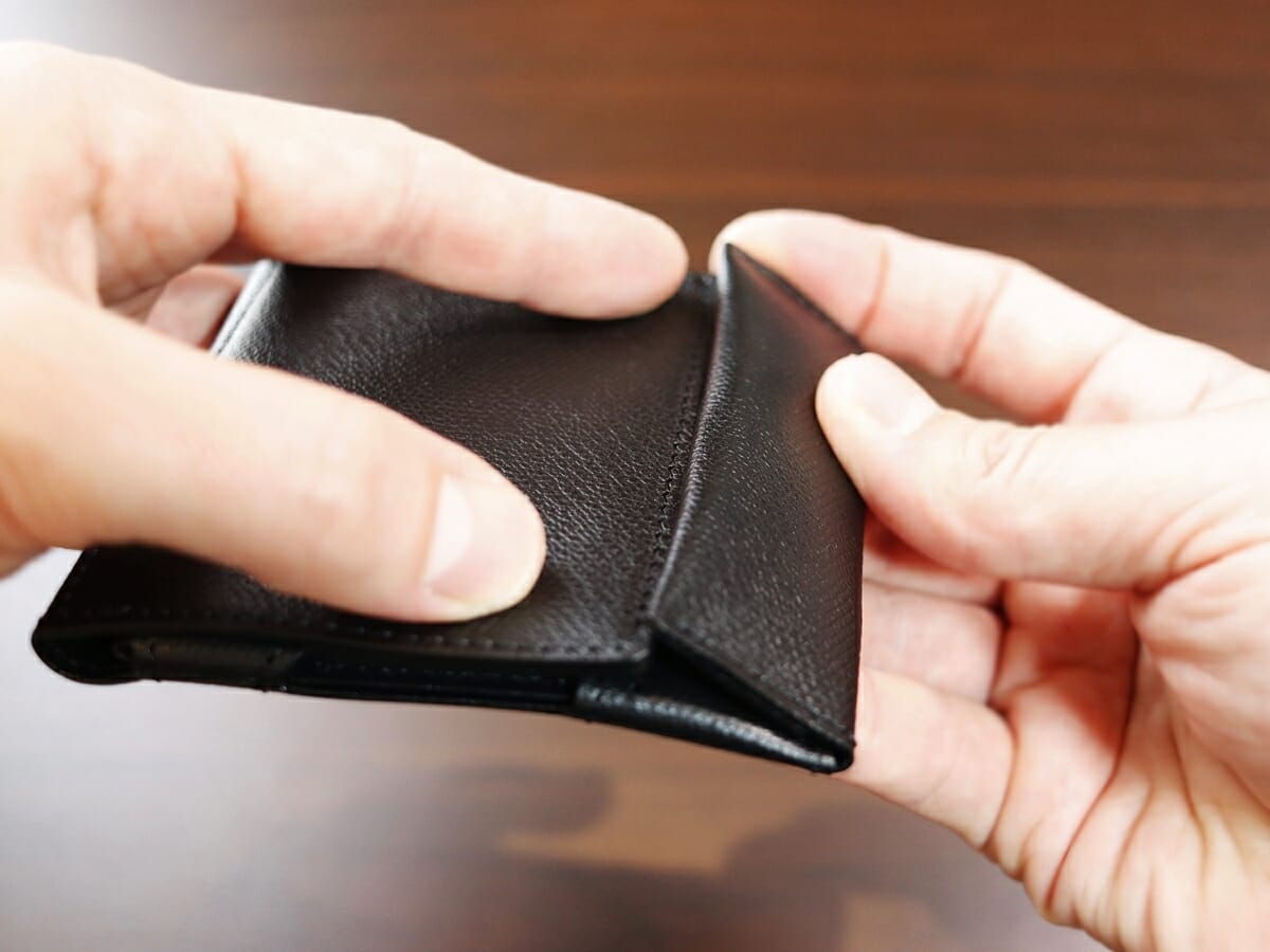薄い財布 abrAsus アブラサス SUPERCLASSIC スーパークラシック 薄型二つ折り財布 メンズ レビュー お金とカードを入れての財布の閉まり具合4