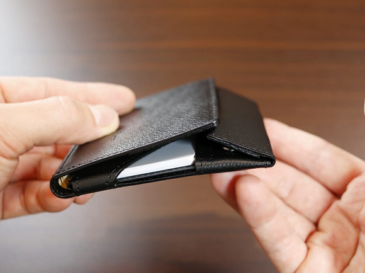 薄い財布 abrAsus アブラサス SUPERCLASSIC スーパークラシック 薄型二つ折り財布 メンズ レビュー お金とカードを入れての財布の閉まり具合2