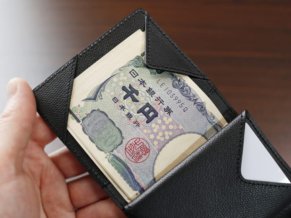 薄い財布 abrAsus アブラサス SUPERCLASSIC スーパークラシック 薄型二つ折り財布 メンズ レビュー お金とカードの収納具合1