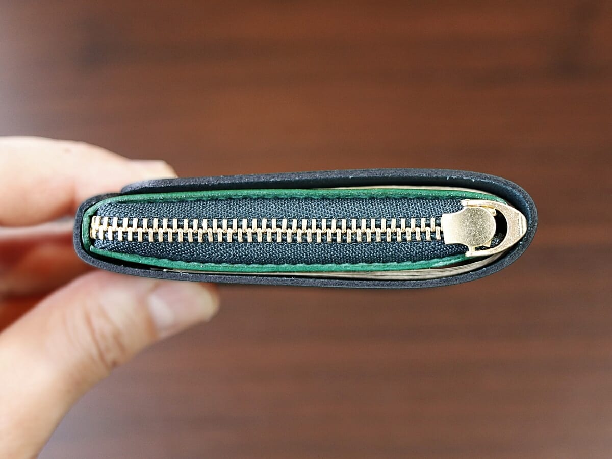小さく薄い財布Saku ver.2 ノブレッサカーフ グリーン noblessacalf-green moku（モク）お金とカードを入れた財布の厚み2