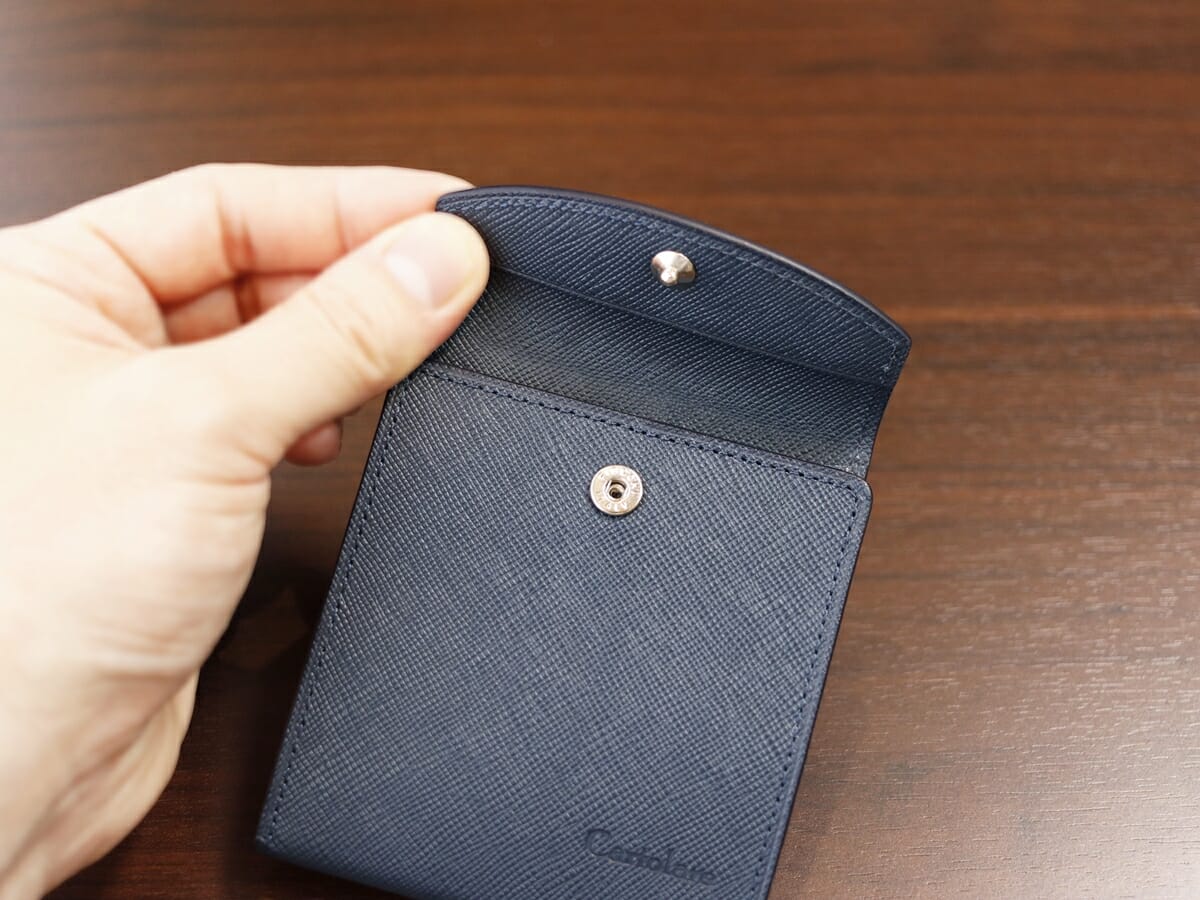薄い二つ折り財布 フラットウォレット Cartolare カルトラーレ 財布レビュー 外装デザイン レザーの質感 ホック1