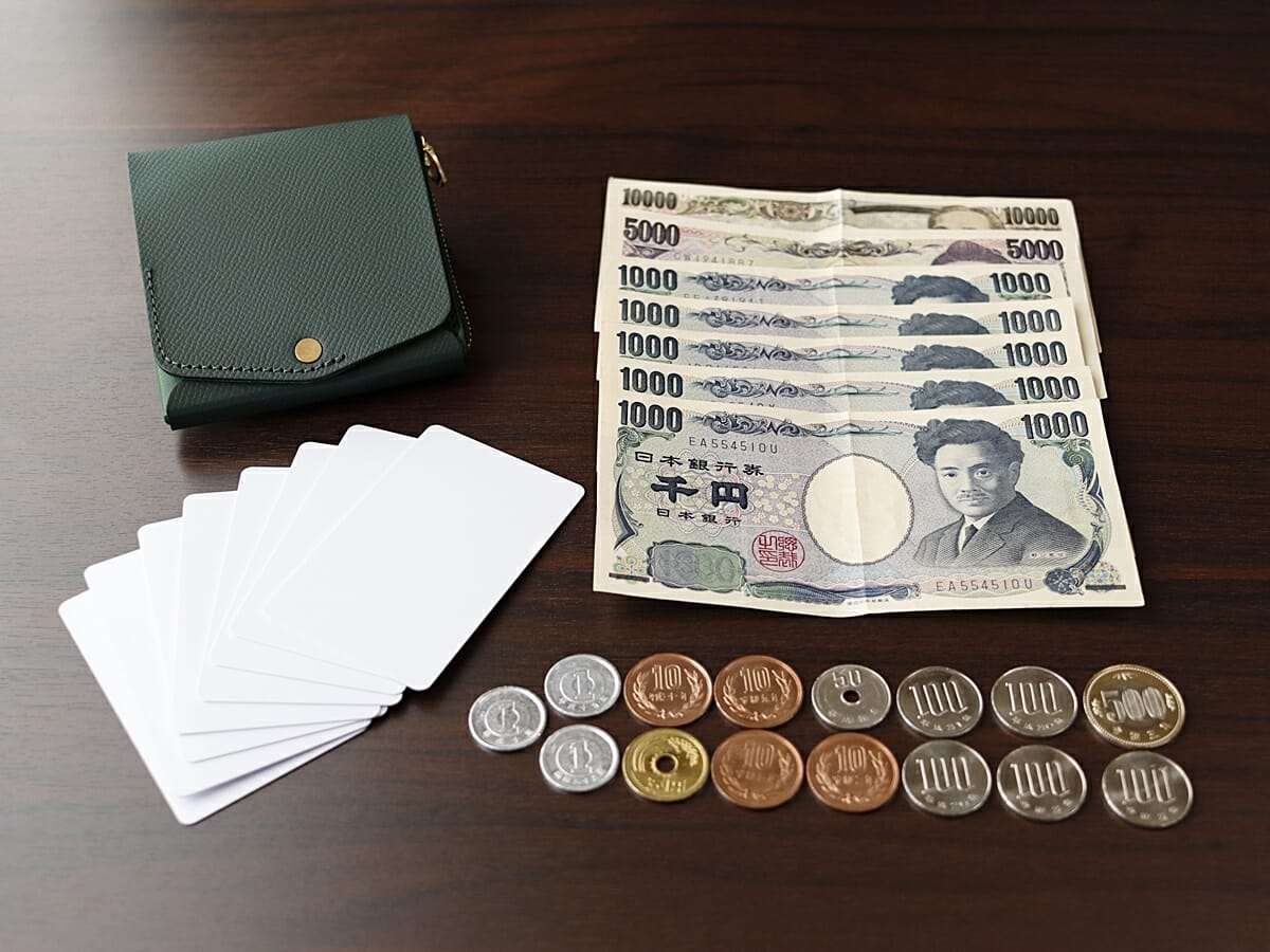 小さく薄い財布Saku ver.2 ノブレッサカーフ グリーン noblessacalf-green moku（モク）お金とカードを入れた使い心地