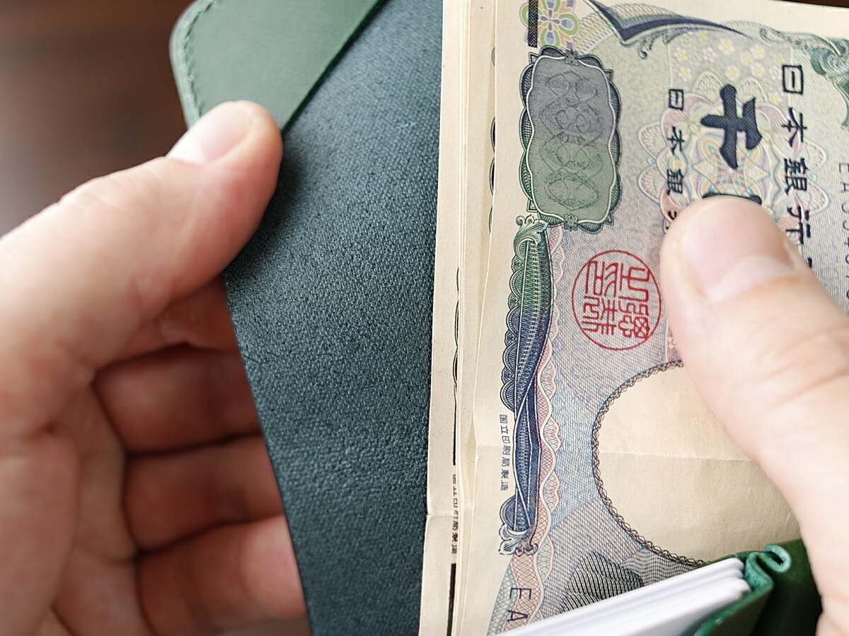 小さく薄い財布Saku ver.2 ノブレッサカーフ グリーン noblessacalf-green moku（モク）お金とカードを入れた使い心地 札入れ2