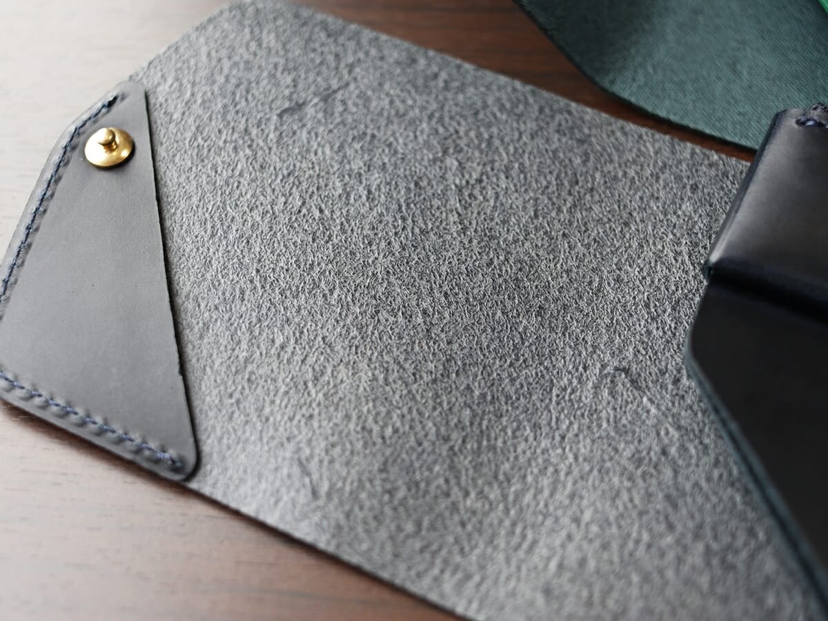 小さく薄い財布Saku ver.2 プエブロ ノブレッサカーフ moku（モク）レザーの質感を比較12