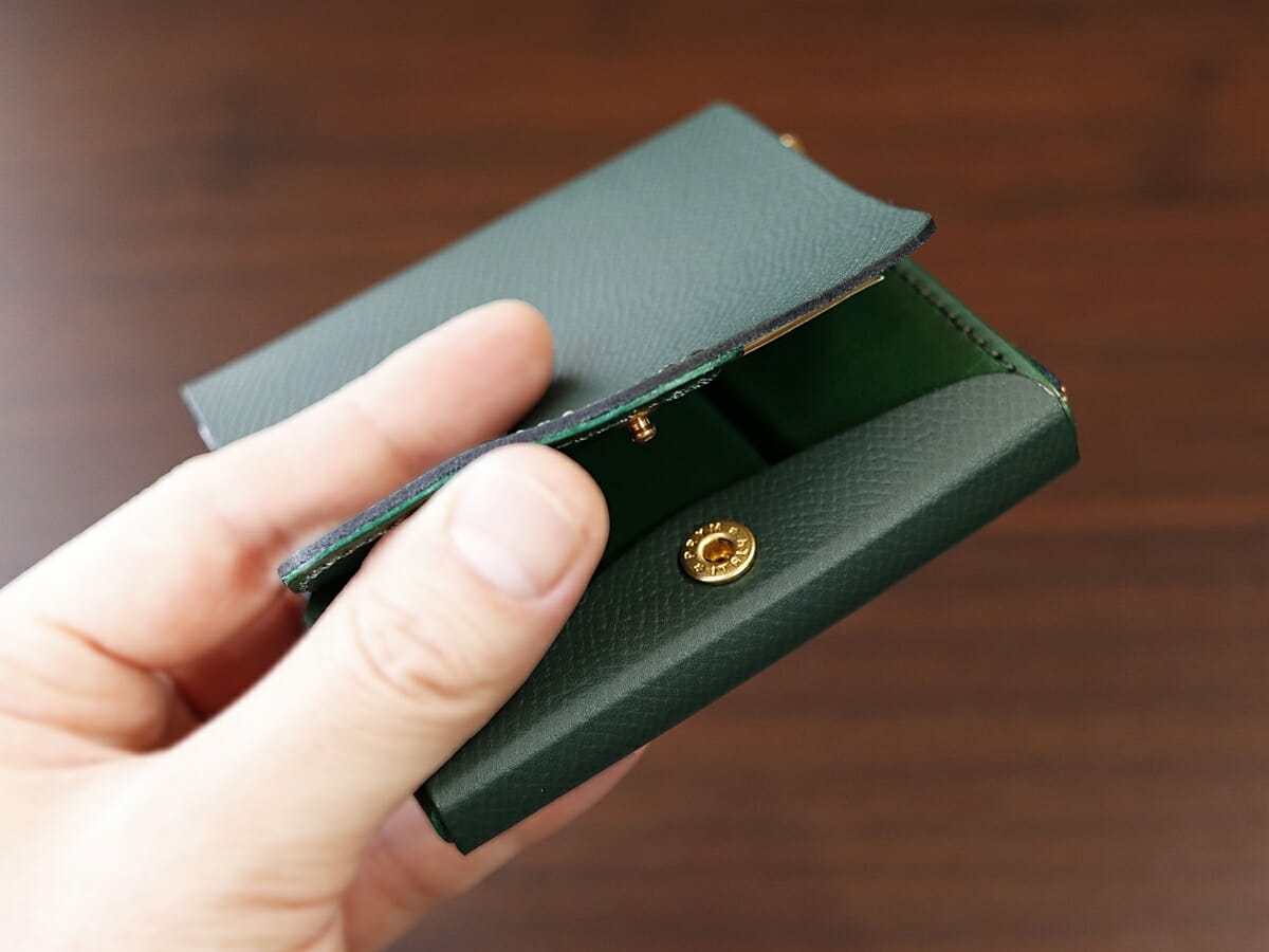 小さく薄い財布Saku ver.2 ノブレッサカーフ グリーン noblessacalf-green moku（モク）お金とカードを入れた使い心地 片手で扱える2