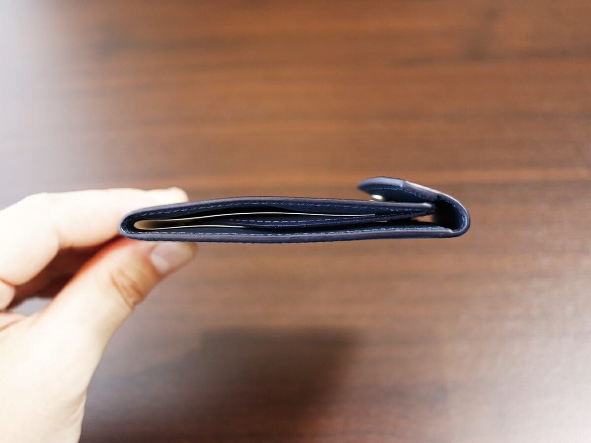 薄い二つ折り財布 フラットウォレット Cartolare カルトラーレ 財布レビュー 外装デザイン レザーの質感3