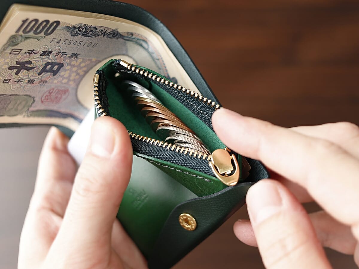 小さく薄い財布Saku ver.2 ノブレッサカーフ グリーン noblessacalf-green moku（モク）お金とカードを入れた使い心地 小銭入れ1