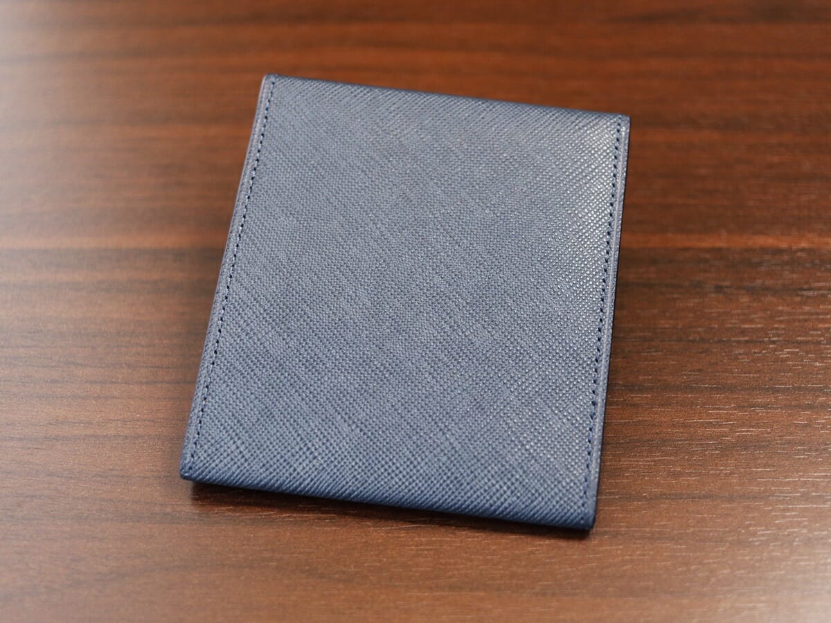 薄い二つ折り財布 フラットウォレット Cartolare カルトラーレ 財布レビュー 外装デザイン レザーの質感2