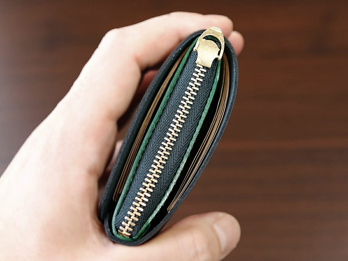 小さく薄い財布Saku ver.2 ノブレッサカーフ グリーン noblessacalf-green moku（モク）お金とカードを入れた使い心地 小銭入れ5
