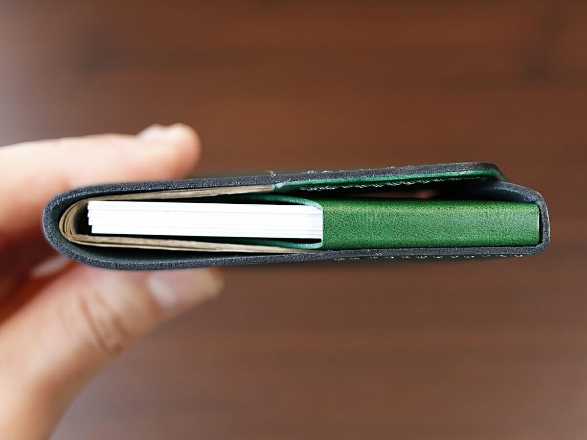 小さく薄い財布Saku ver.2 ノブレッサカーフ グリーン noblessacalf-green moku（モク）お金とカードを入れた財布の厚み1