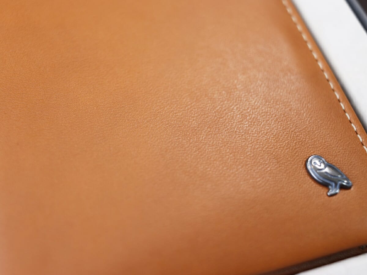 Coin Wallet（コインウォレット）小銭入れ付き薄型二つ折り財布 bellroy（ベルロイ）財布レビュー 外装デザインとレザーの質感2