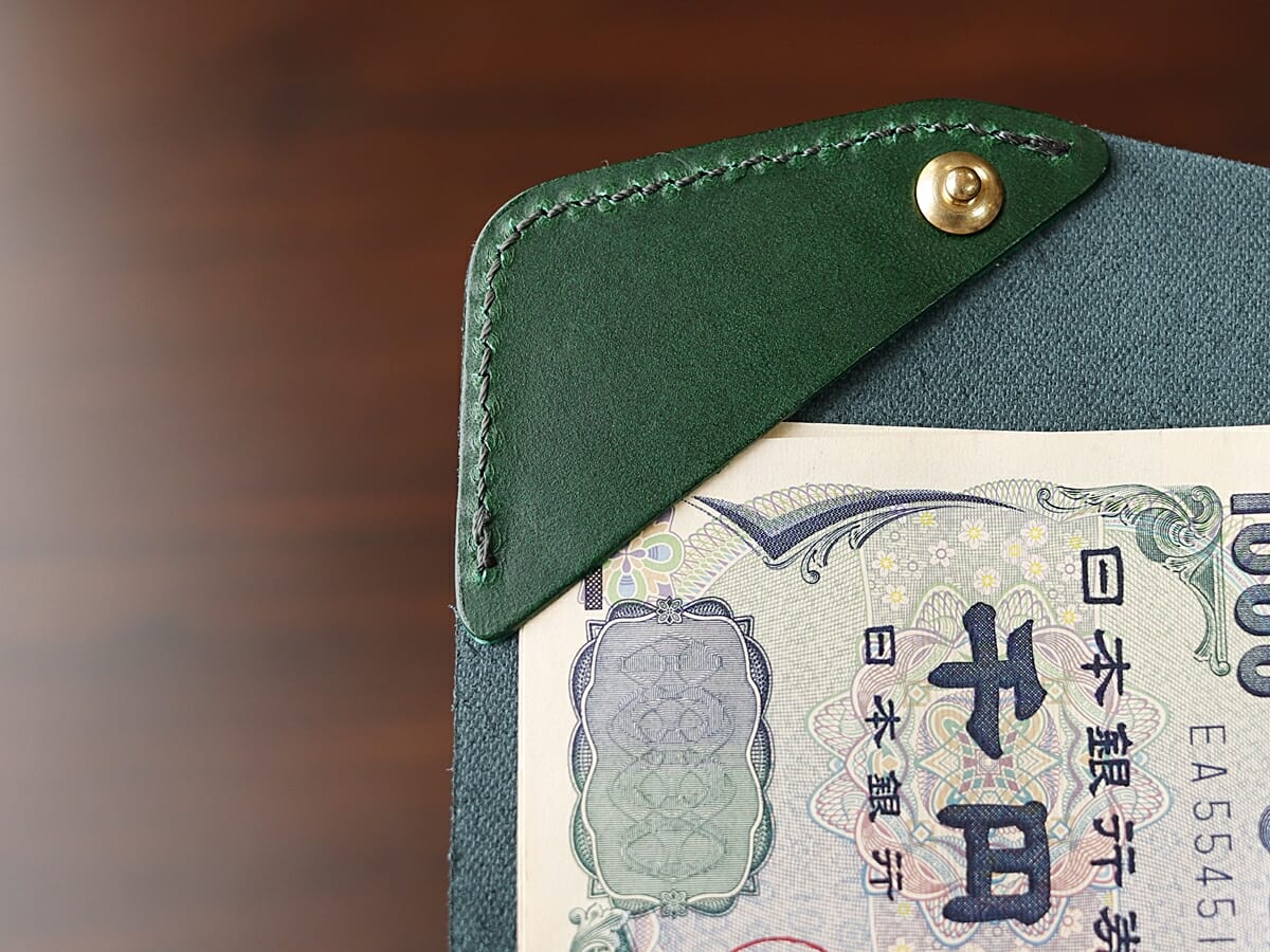 小さく薄い財布Saku ver.2 ノブレッサカーフ グリーン noblessacalf-green moku（モク）お金とカードを入れた使い心地 札入れ4