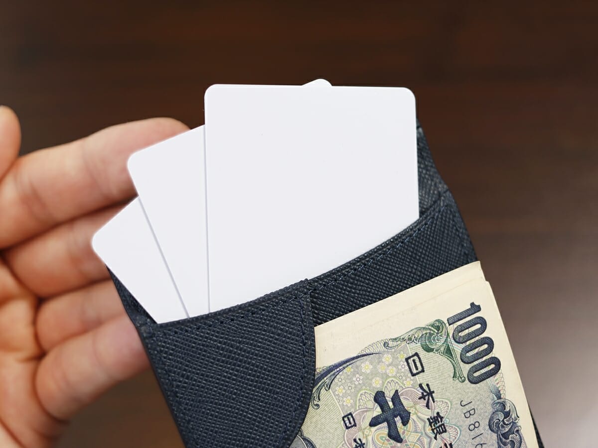 薄い二つ折り財布 フラットウォレット Cartolare カルトラーレ 財布レビュー 使用時の財布の厚み（カード3枚）1