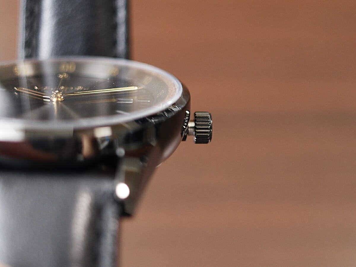Automatic 自動巻き腕時計 A01 black（automatic）機械式 VEJRHOJ ヴェアホイ 腕時計レビュー カスタムファッションマガジン デザイン リューズ操作3