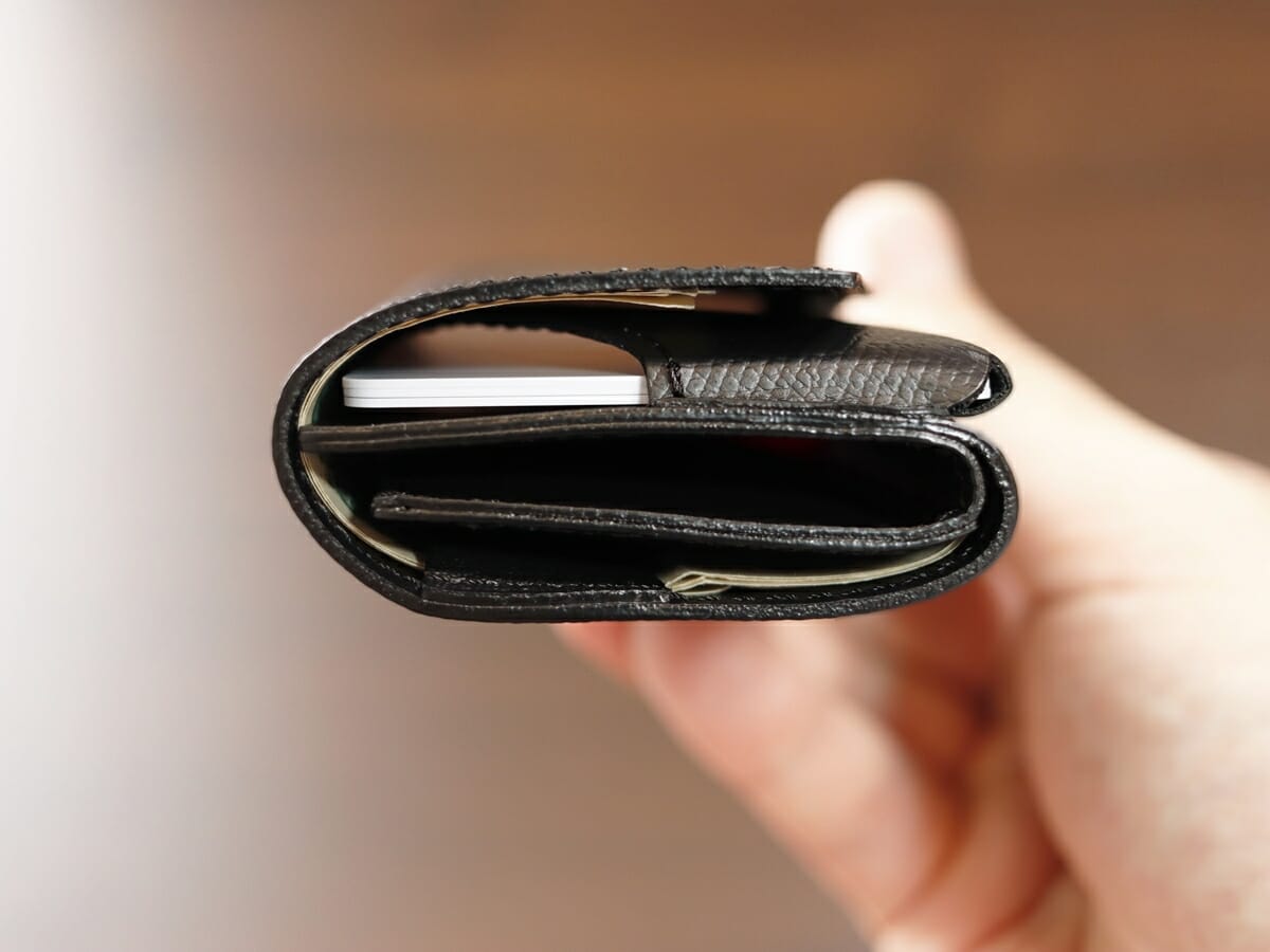 小さい財布 abrAsus メンズ アブラサス SUPERCLASSIC スーパークラシック 極小 三つ折り財布 レビュー 現金収納後の財布のサイズ感1