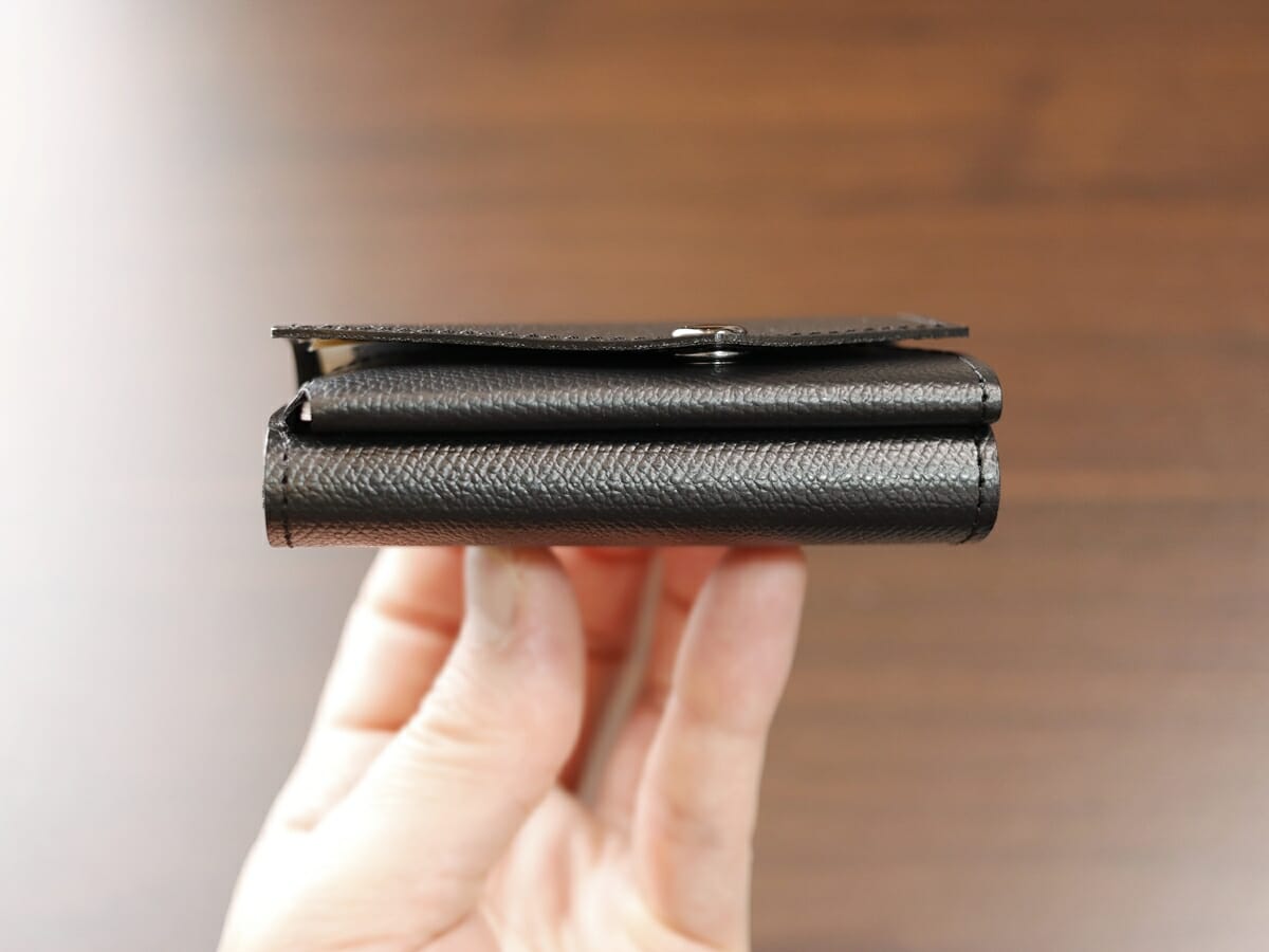 小さい財布 abrAsus メンズ アブラサス SUPERCLASSIC スーパークラシック 極小 三つ折り財布 レビュー 現金収納後の財布のサイズ感3