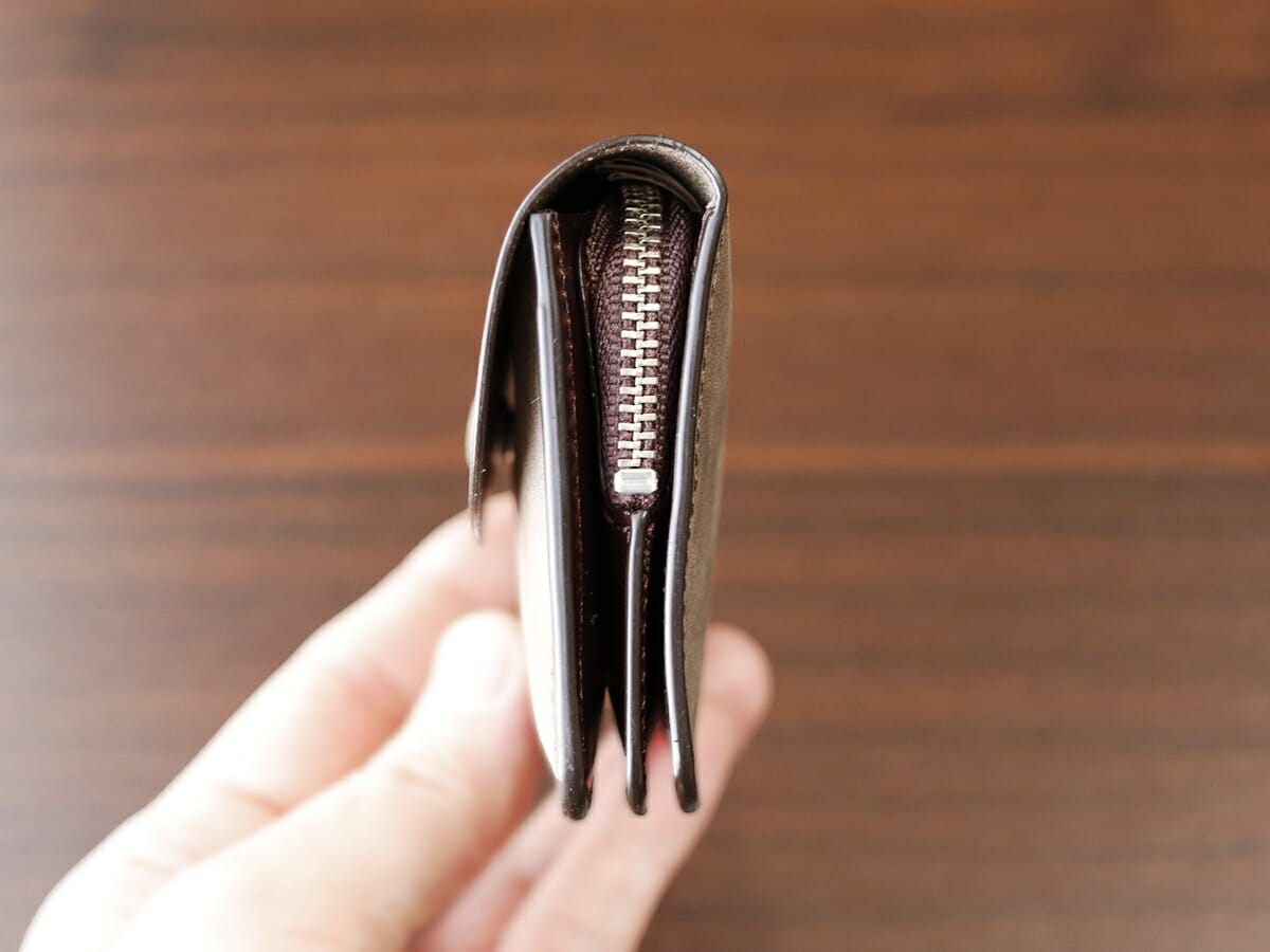 ingrasat mini wallet イングラサット ミニウォレット SO749I SLOW スロウ 財布レビュー 収納後の財布の厚み3