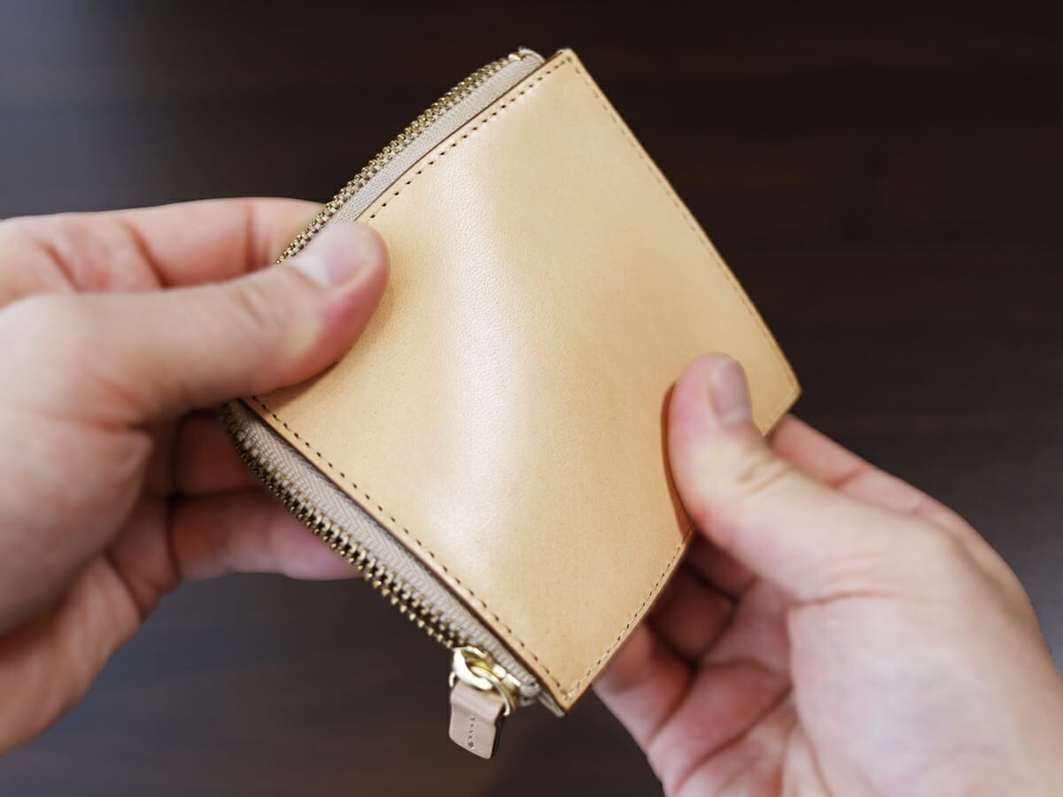 イタリア産ヌメ革 L字財布 MUJI 無印良品 財布レビュー 外装 デザイン レザーの質感 財布の硬さ2-2