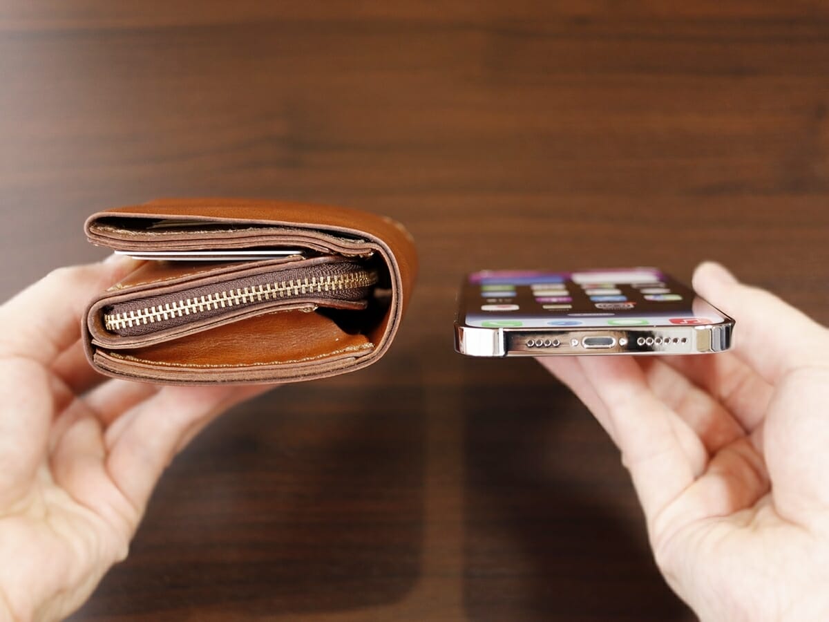 ショートウォレット(WS-11) HERZ ヘルツ 二つ折り財布 レビュー 財布の厚み スマホと比較2