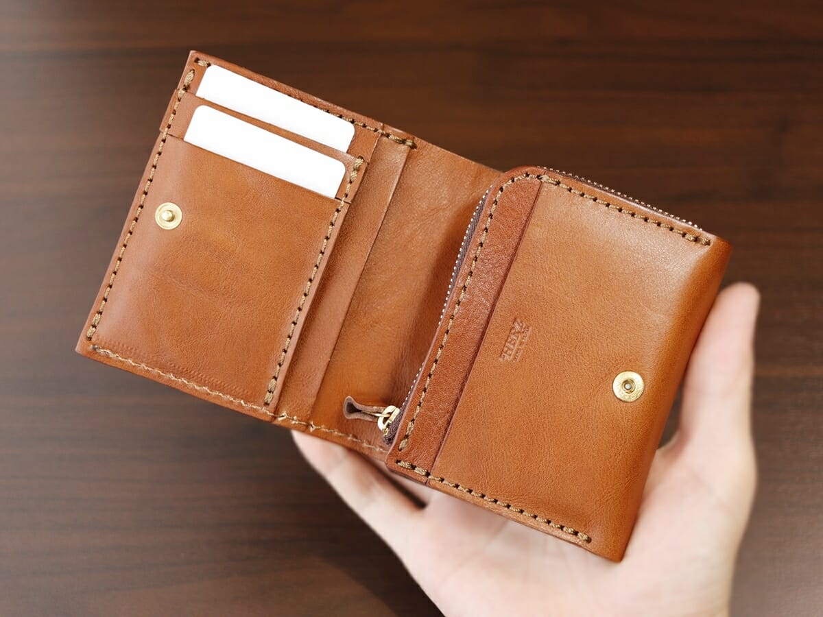 ショートウォレット(WS-11) HERZ ヘルツ 二つ折り財布 レビュー 使い心地 財布の開閉と厚み1