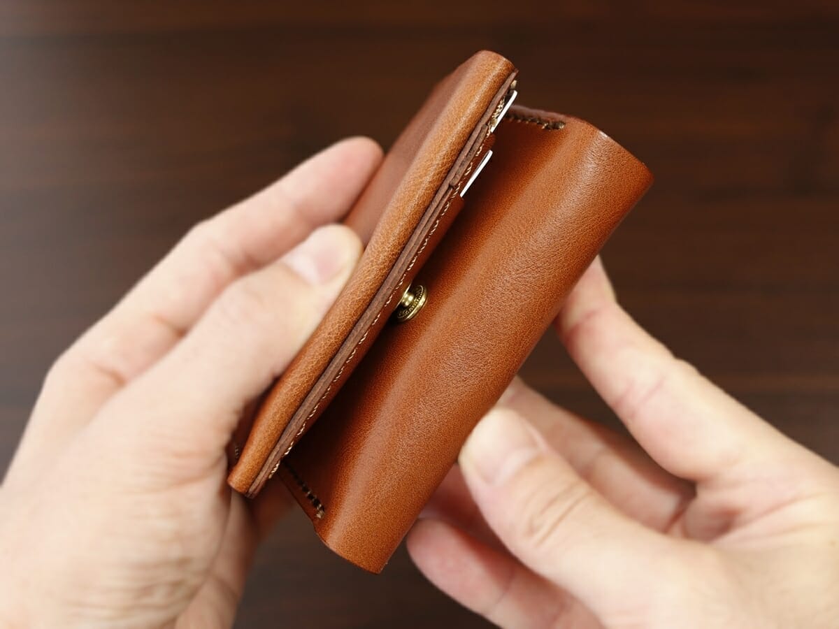 ショートウォレット(WS-11) HERZ ヘルツ 二つ折り財布 レビュー 使い心地 財布の開閉と厚み2