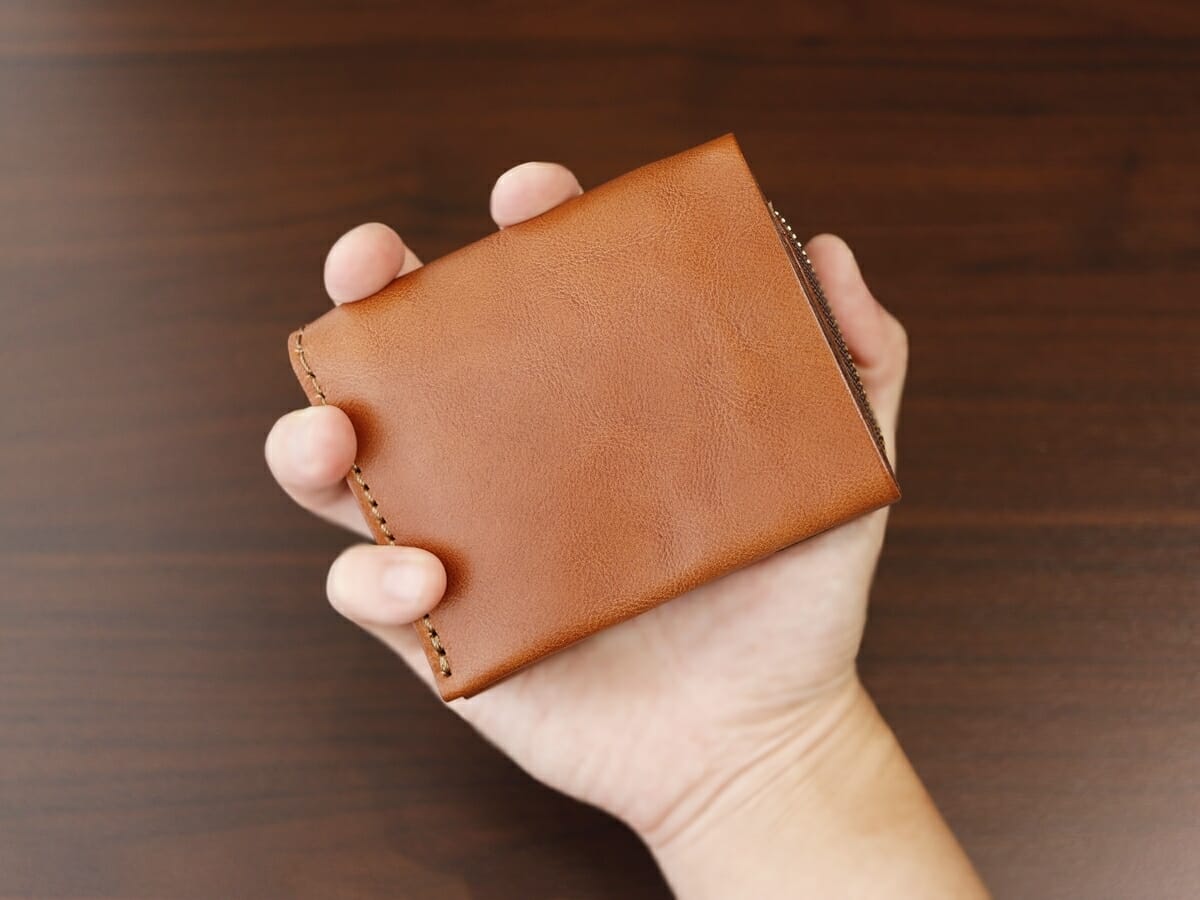 ショートウォレット(WS-11) HERZ ヘルツ 二つ折り財布 レビュー 財布の厚み スマホと比較4
