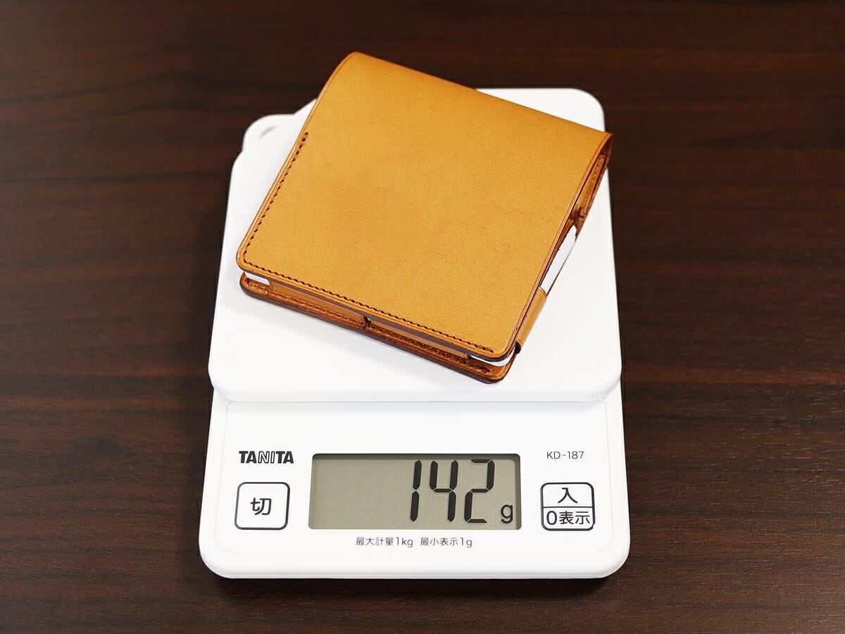 Hitoe Fold -Liscio- 2023 SYRINX（シュリンクス）財布レビュー お金とカードを入れた状態の財布の重さ