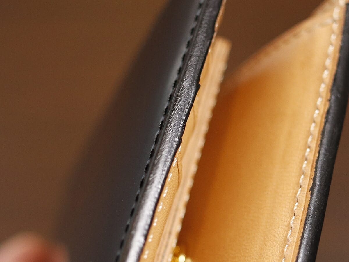 黒川鞄工房 コードバン つや有り 二つ折り財布 小銭入れ付き 財布レビュー 外装デザイン レザーの質感 仕立て11