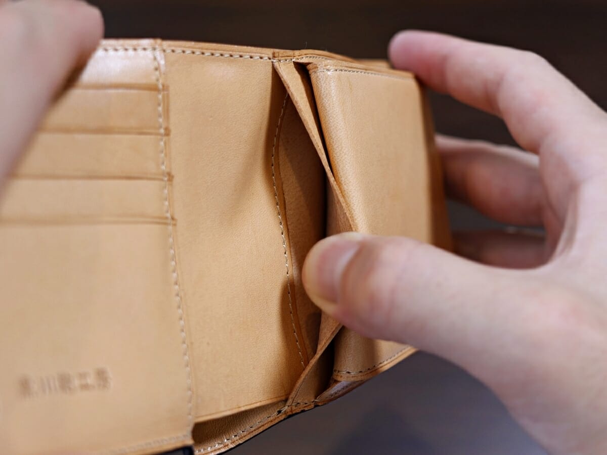 黒川鞄工房 コードバン つや有り 二つ折り財布 小銭入れ付き 財布レビュー 内装デザイン 収納ポケット レザーの質感18