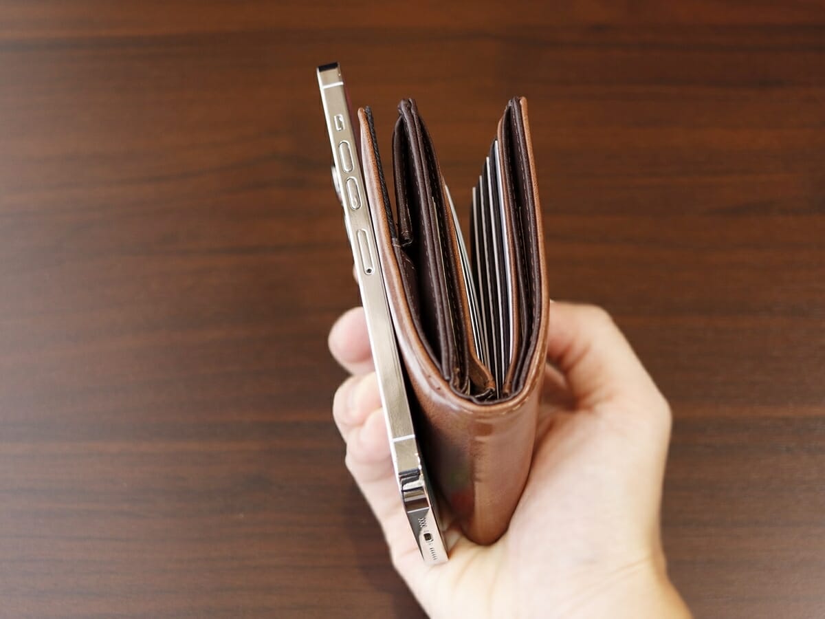 ビンテージ柄財布 WORKMAN ワークマン 財布 ウォレット 二つ折り財布 サイズ感をスマホと比較2